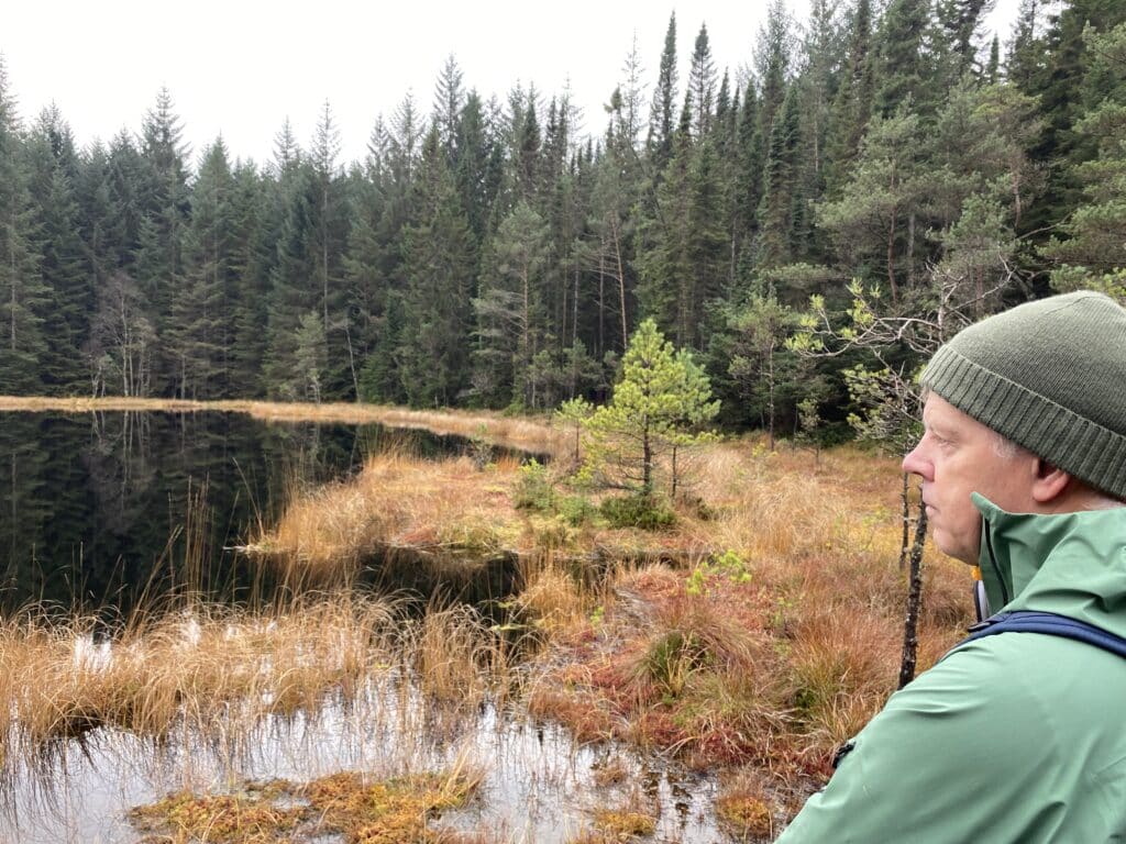 Jan Rivenæs ser på den unike naturen på Tysnes