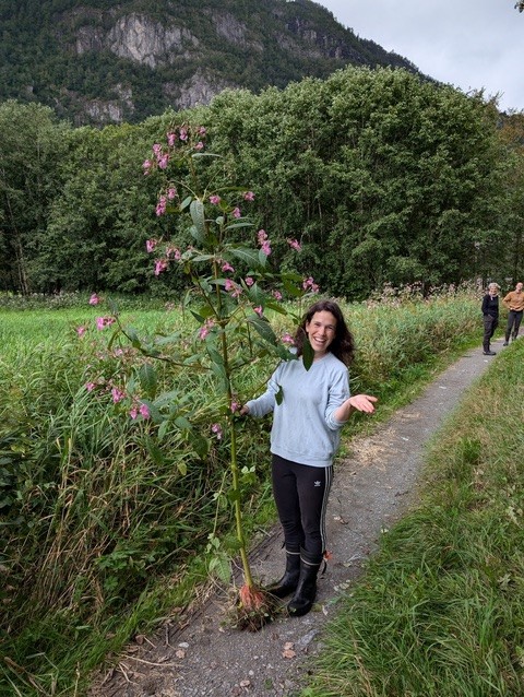 Gudrun Folkedal på dugnad for å få bukt med kjempespringfrø