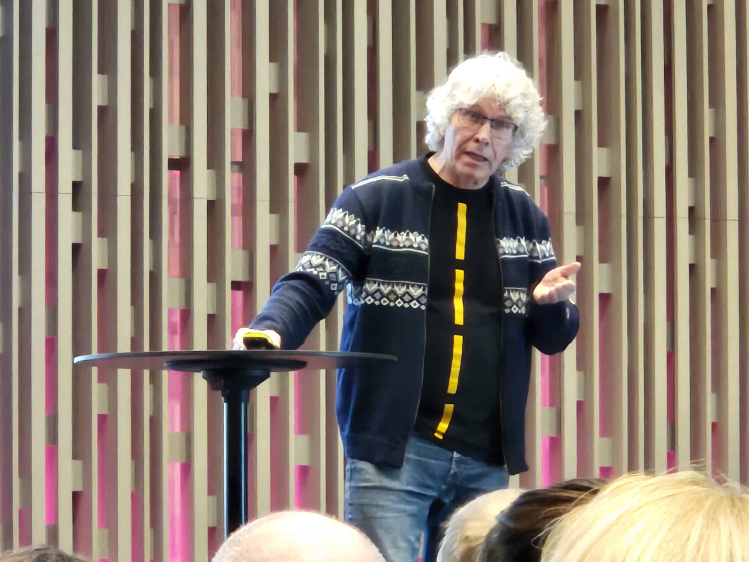 Tom Skauge kritiserer motorveiprosjekt E39, han har på seg en svart t-skjorte med gul stripe