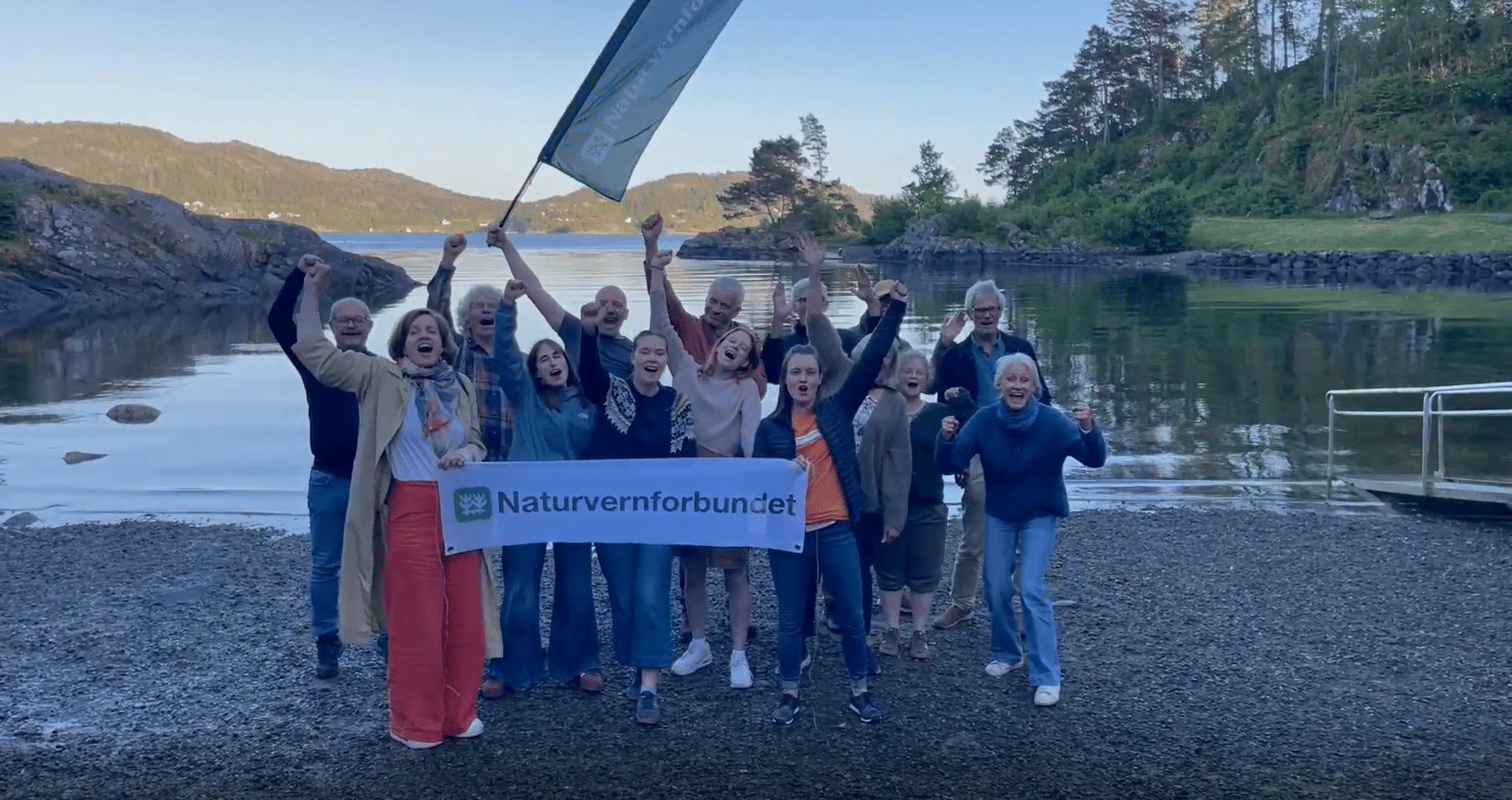Folk fra Naturvernforbundet Hordaland feirer seieren i høyesterett i Fjordsaksmålet.