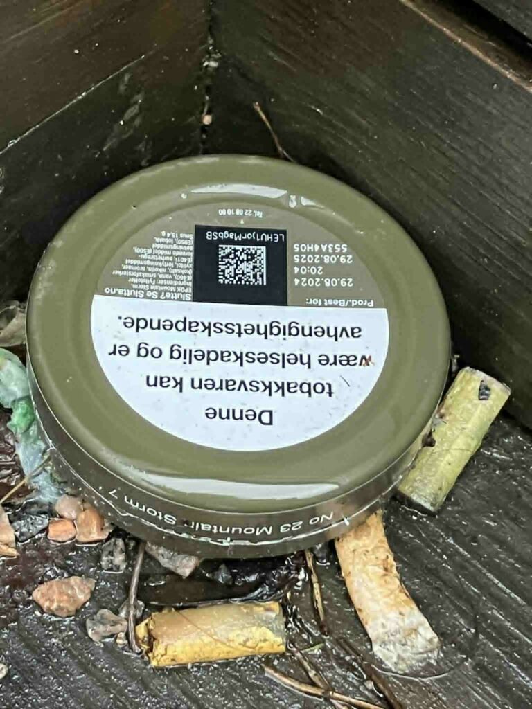 Bilde av snusboks, sneiper og anna søppel