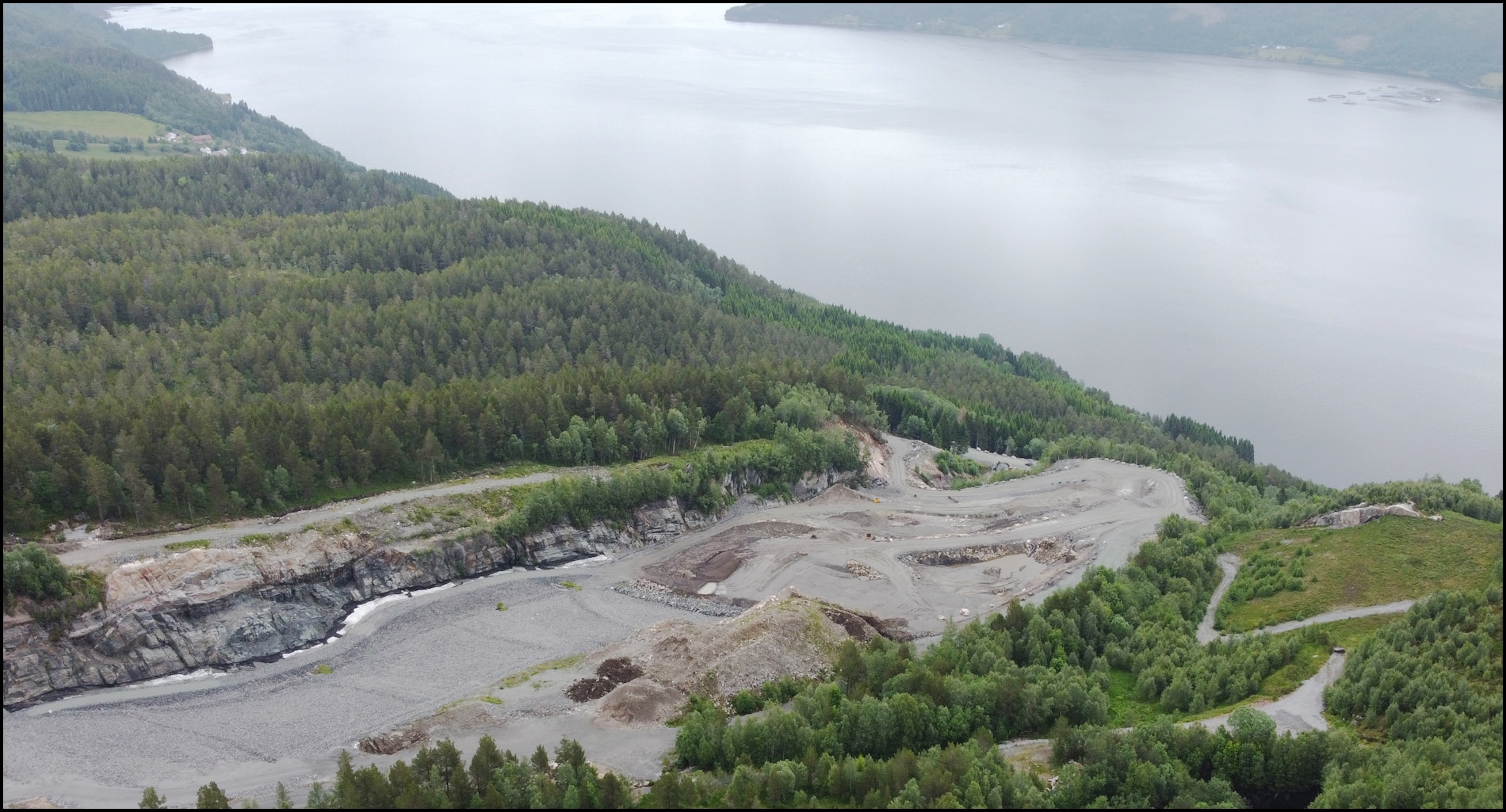 Bilde tatt fra lufta som viser deponiet på Raudsand.