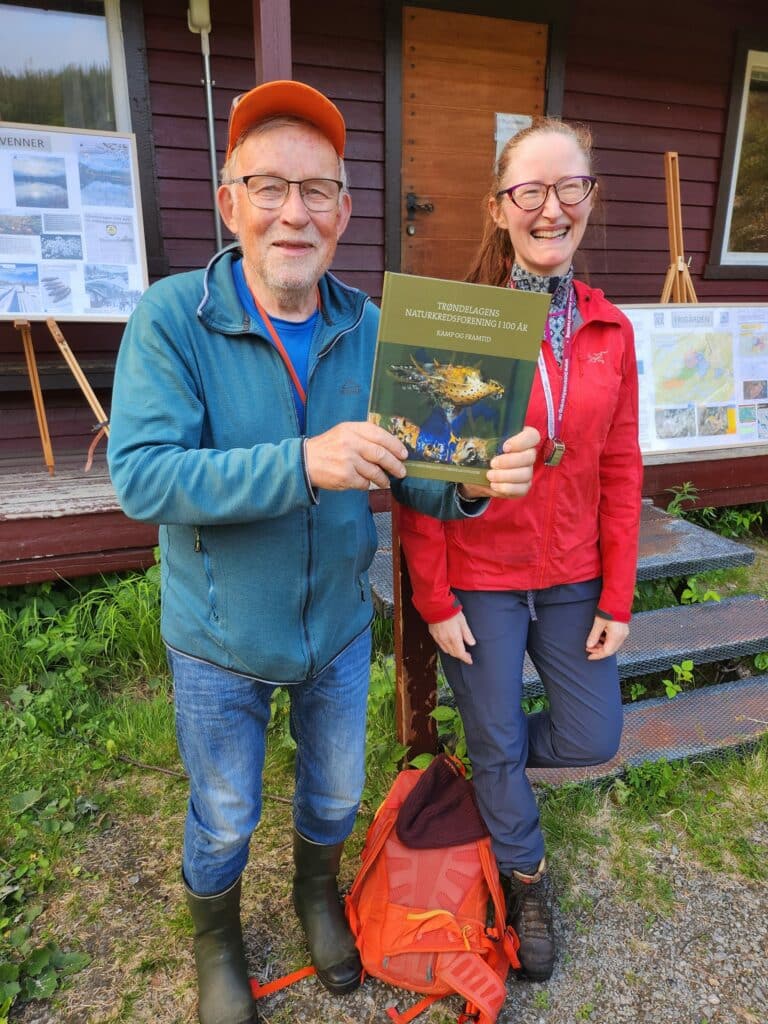 Kjell Ivar Flatberg og leder i Naturvernforbunde Stjørdal og Meråker