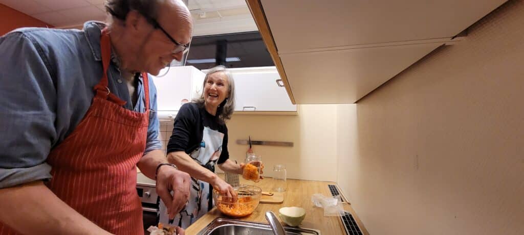 Johannes hjelper til på kjøkkenet