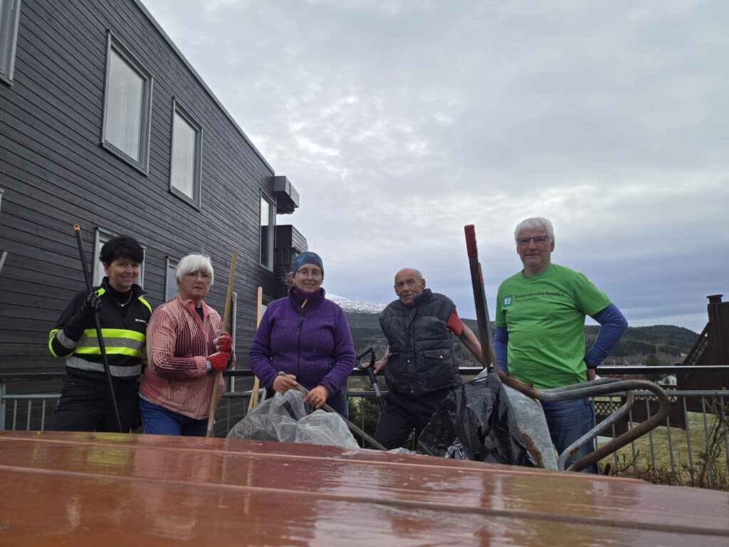 May Britt- Tove-Marthe-Arve og styremedlem i Naturvernforbundet i Stjørdal_ Meråker ,Karstein Sandvik. Her ved ryddeområdet ved Rådhuset i Meråker.