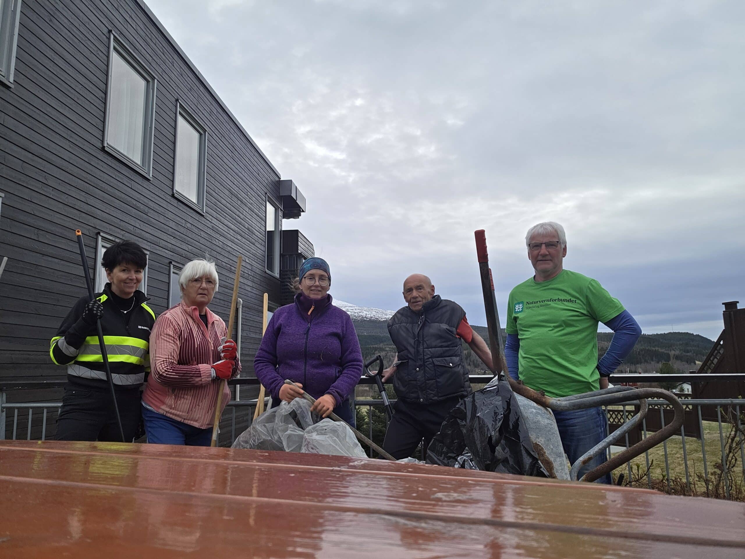 May Britt- Tove-Marthe-Arve og styremedlem i Naturvernforbundet i Stjørdal_ Meråker ,Karstein Sandvik. Her ved ryddeområdet ved Rådhuset i Meråker.