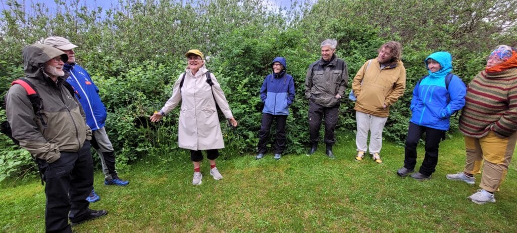 Elin Holden fra Stjørdal kunstforening forteller om kunstprosjektet 'Stjørdalselva'