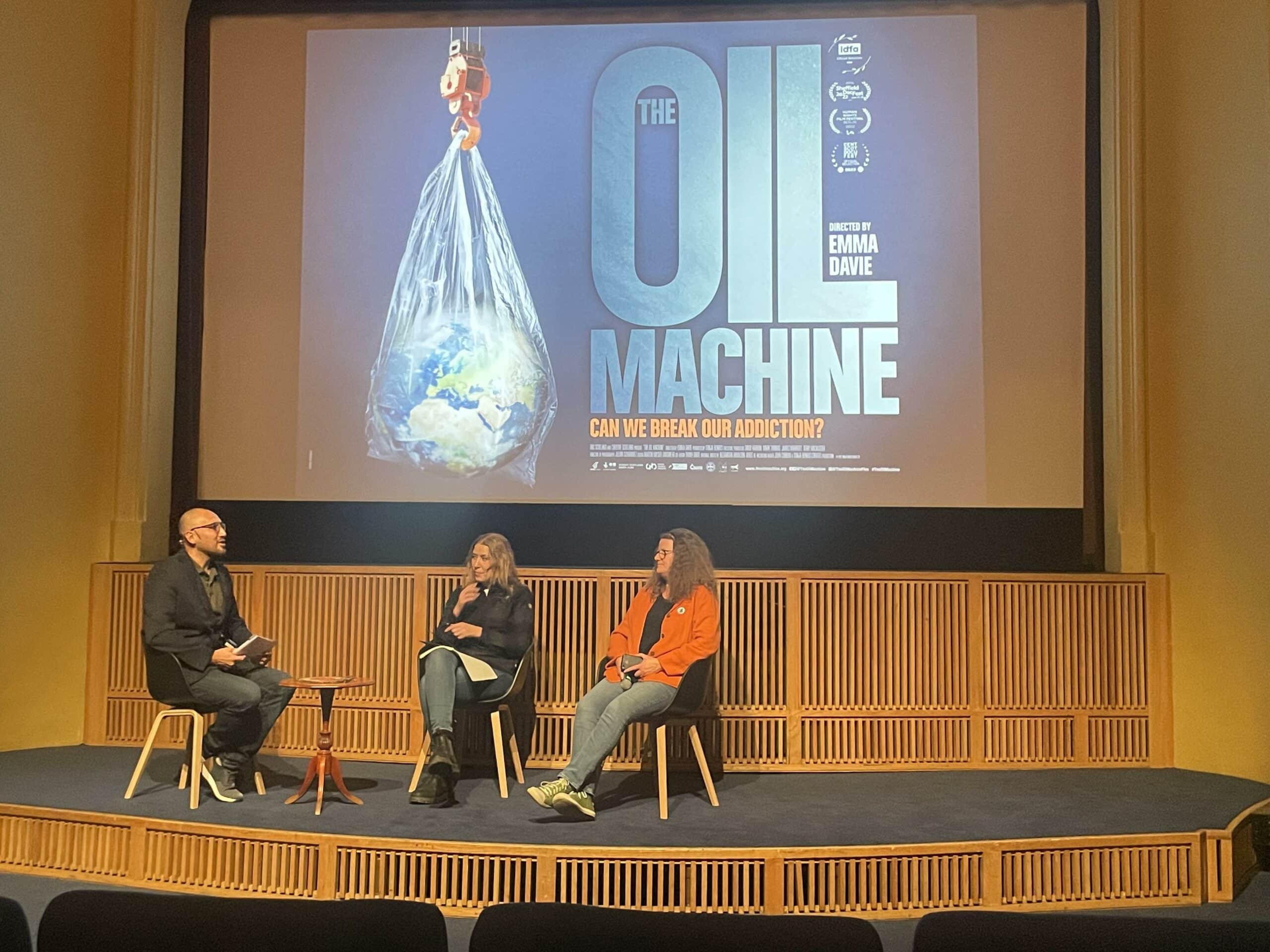 Panelsamtale med tre personer under filmvisningen The Oil Machine på Verdensteatret – Cinemateket i Tromsø
