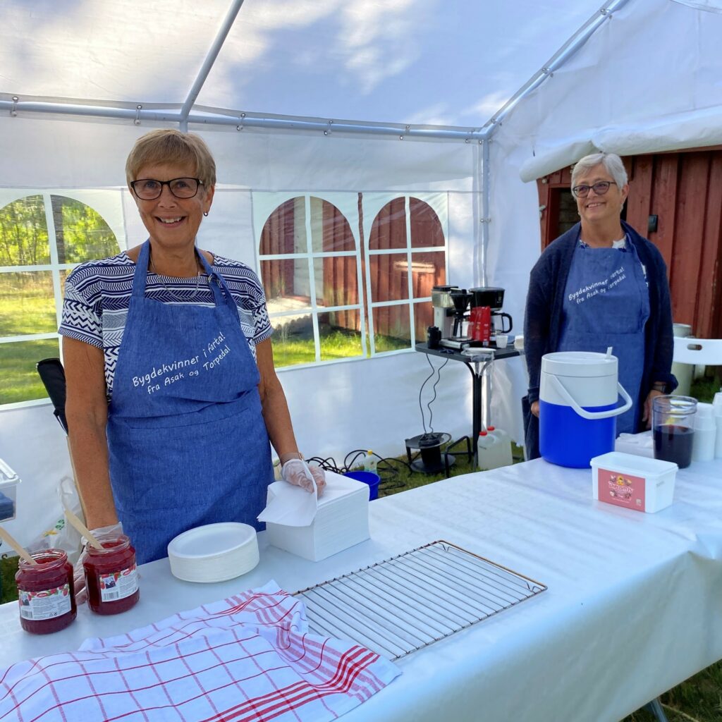Bygdekvinnelaget Asak og Torpedalen selger vafler, kaffe og saft