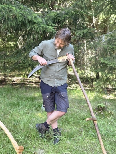 Torstein, ljåen og enga