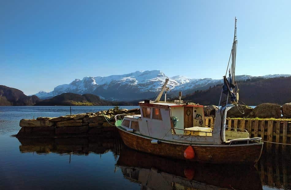 Fiskebåt ligger til kai i Vevring i Førdefjorden. Foto: Wim Lassche