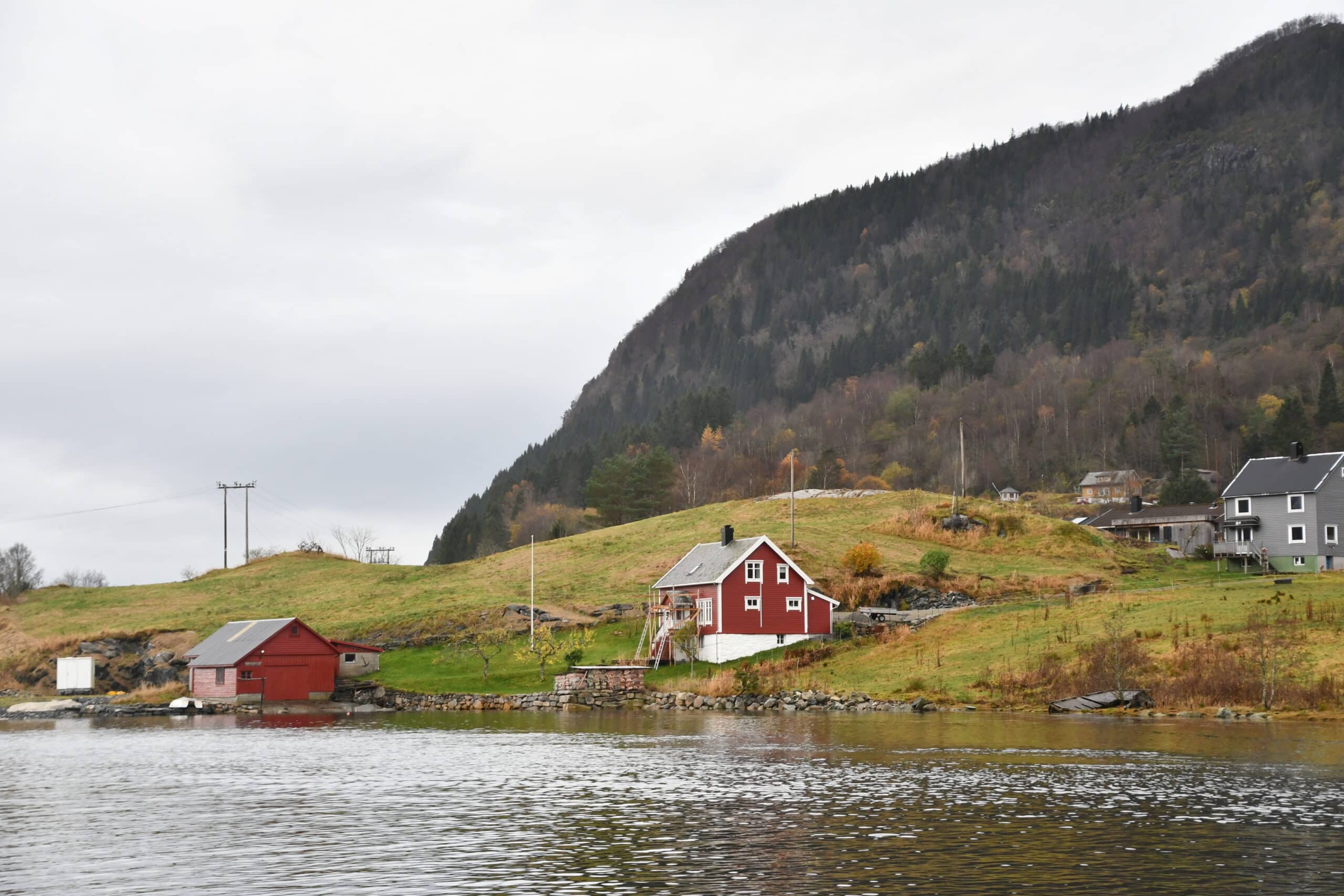Egnebøfjellet ved Førdefjorden, fra Engebø-siden. Foto: Tor Bjarne Christensen