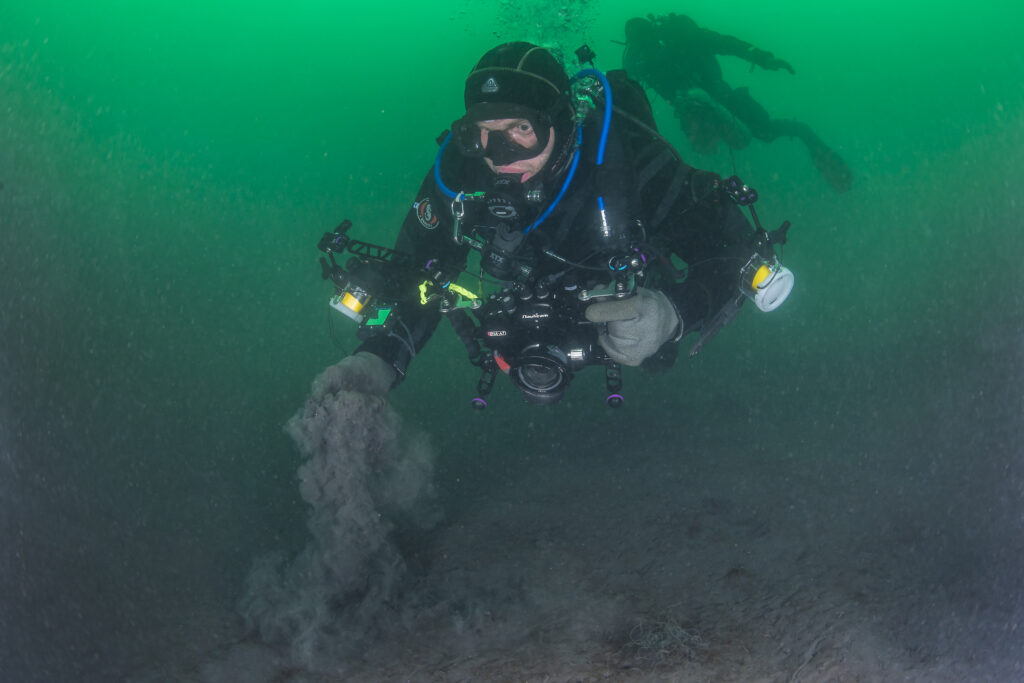 Dykker graver i sjøbunnen Jøssingfjorden, hvor det tidligere er dumpet store mengder gryveavfall. Foto: Erling Svensen