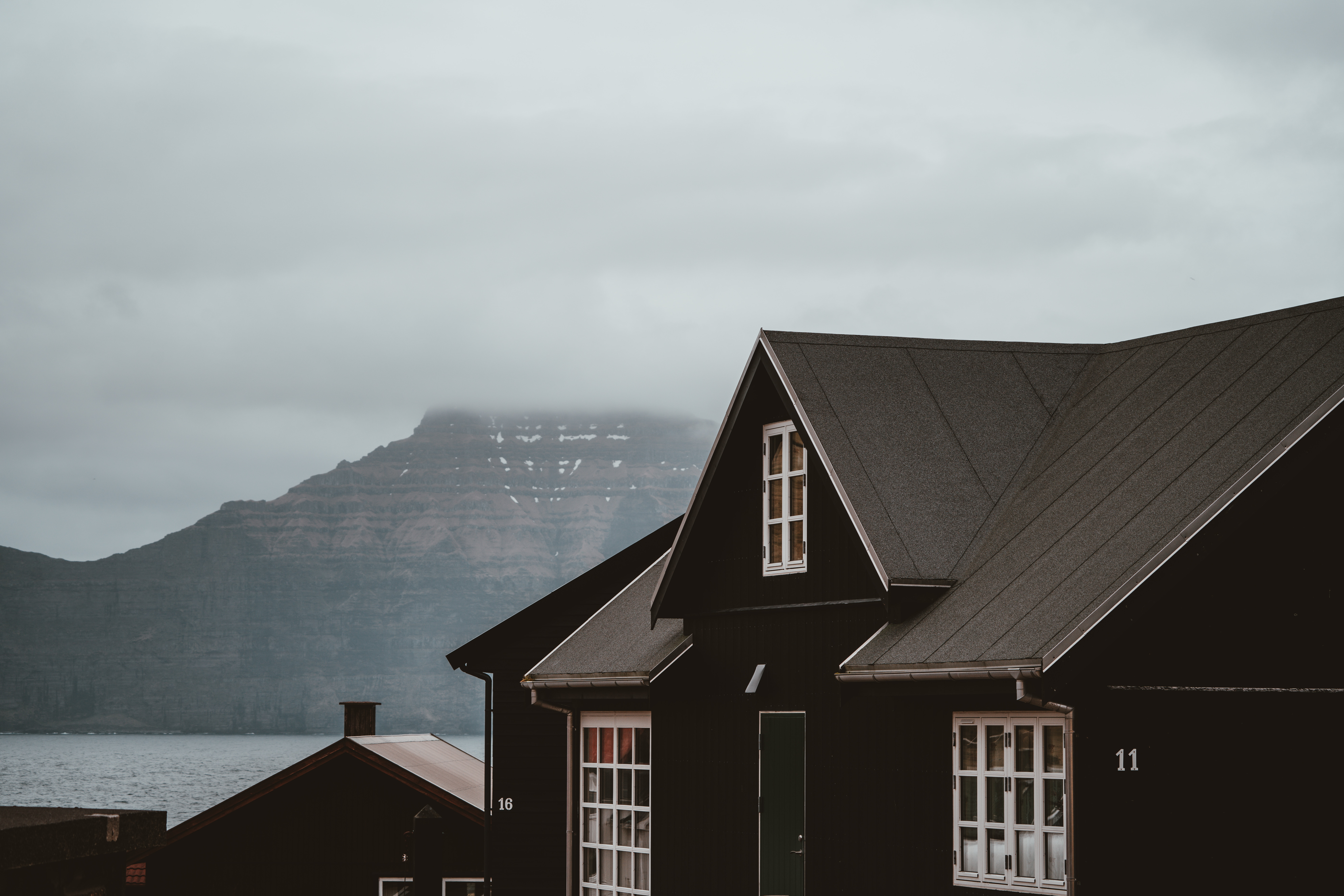 Hus ved fjorden